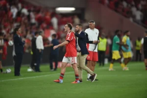 Explosão de irritação: Aktürkoglu deixa marca no jogo da Luz