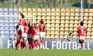 Benfica vence, mas Nycole sai em maca após choque assustador
