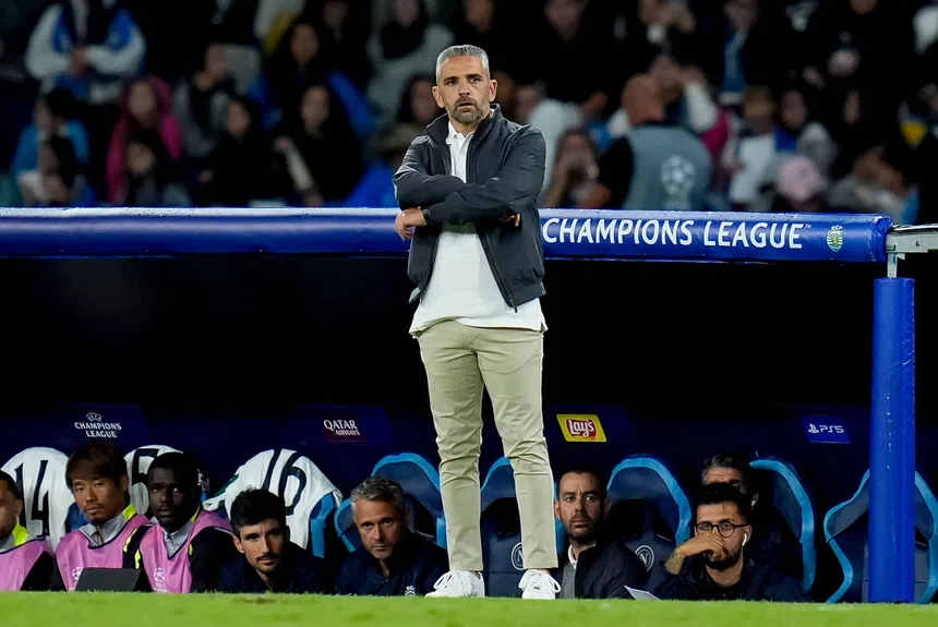 Capas JOGOS Futebol Nacional Farioli anuncia titular e confirma ausência para a Taça de Portugal Farioli, treinador do FC Porto Farioli, treinador do FC Porto - Foto: IMAGO Redação Redação 17:20 - 17. outubro 2025. // NACIONAL // Farioli anuncia titular e confirma ausência para a Taça de Portugal Cláudio Ramos será o guarda-redes no duelo do FC Porto frente ao Celoricense. Zaidu chegou lesionado e não faz parte das contas Francesco Farioli, treinador do FC Porto, anunciou que Cláudio Ramos será o guarda-redes no próximo sábado, frente ao Celoricense, em jogo da 3.ª eliminatória da Taça de Portugal. Taça de Portugal Jornada 3, 18 outubro 2025 Celoricense image Celoricense 18:00 FC Porto image FC Porto «Nos meus clubes anteriores não mudei de guarda-redes na Taça. Amanhã jogará o Cláudio [Ramos]. É um guarda-redes que merece muito. Tem muita experiência e um desempenha um papel importante com a personalidade que tem, além das qualidades que tem em campo. Será o guarda-redes», disse o técnico. Farioli falou também sobre Zaidu e Stephen Eustáquio, os últimos a chegar dos compromissos internacionais. «O Zaidu não chegou na melhor condição física, voltou com um problema na perna. Não vai estar no jogo de amanhã. O Eustáquio veio tarde mas está disponível», explicou.