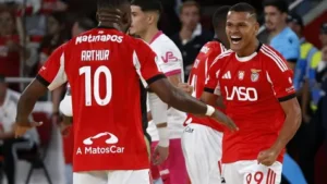 Dérbi de Loucos: Benfica arrasa Sporting nos últimos segundos