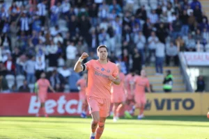 Herói improvável! Bednarek decide, FC Porto vence e deixa aviso aos rivais