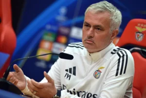 Mourinho lança bomba antes da viagem aos Açores: há reforço de peso no Benfica