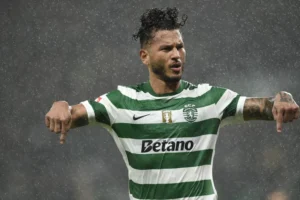 Suárez não perdoa, Sporting não desiste: leões vivos e a cheirar o topo