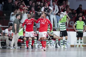 Sporting faz queixa do Benfica à UEFA após cânticos ofensivos na Luz